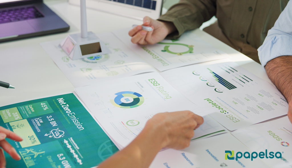 Equipo de trabajo, revisando informes de estadísticas, buscando mejorar sus indicadores de sostenibilidad.