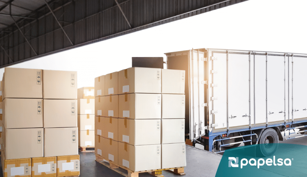 Cajas de mercancía organizadas con lista de empaque para exportación, listas para envío internacional desde centro logístico.