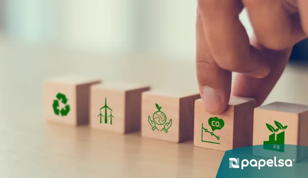 Cubos de madera con íconos de carbono neutro y sostenibilidad, concepto de estrategia ambiental y reducción de emisiones en negocios sostenibles.