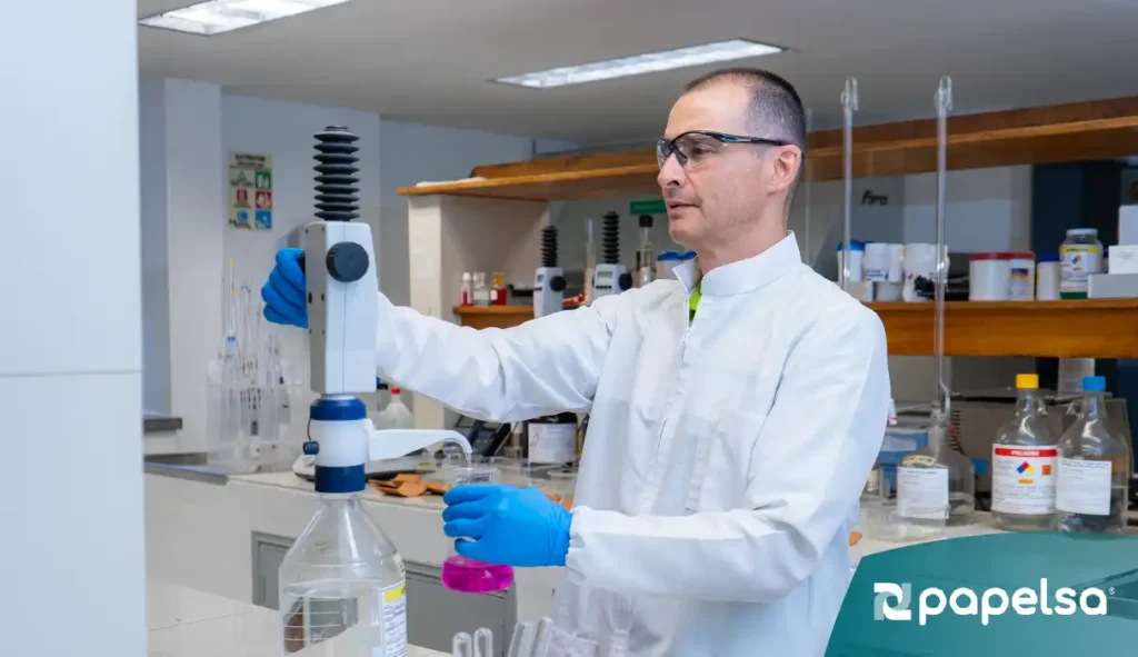 Científico en laboratorio trabajando en procesos de innovación para prácticas sostenibles y eficiencia operativa en negocios responsables.