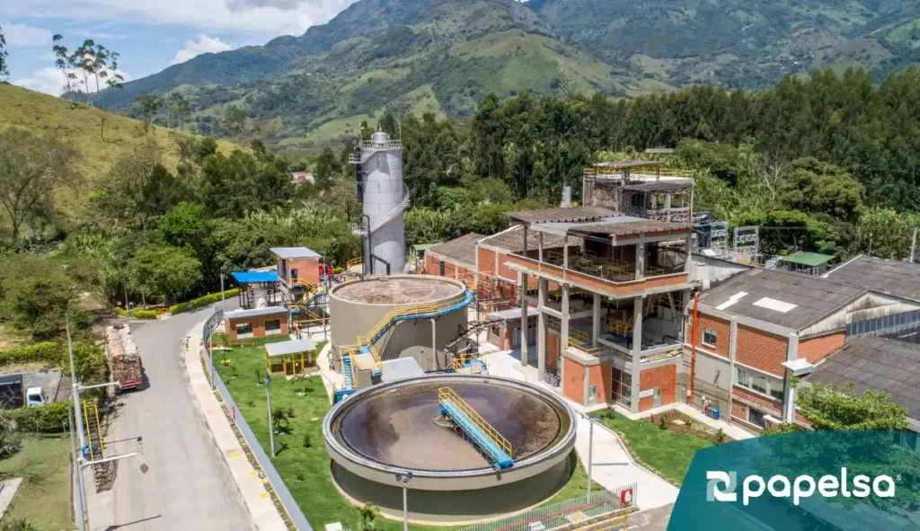 Planta industrial de Papelsa sostenible con sistemas de tratamiento de agua, ejemplo de infraestructura alineada con el impacto ambiental y certificaciones ESG.