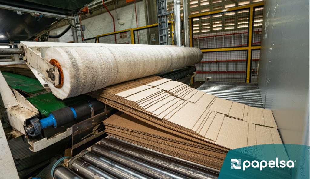 Maquina de cartón corrugado en una fabrica industrial.