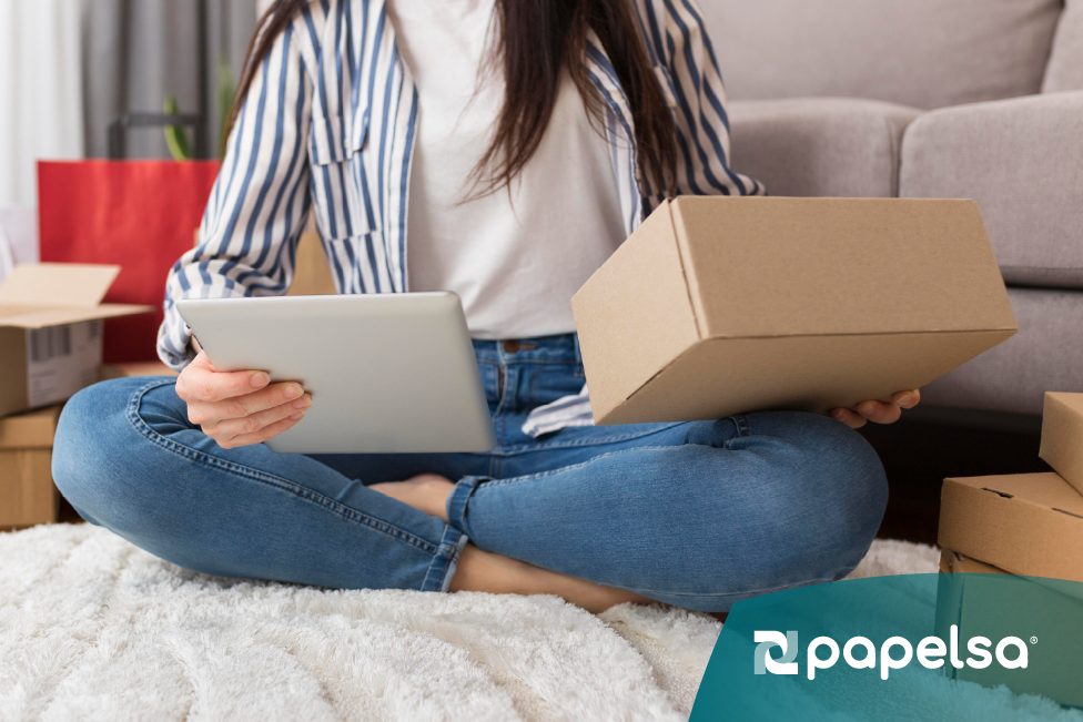 Mujer revisando un empaque adquirido por medio de un negocio eCommerce