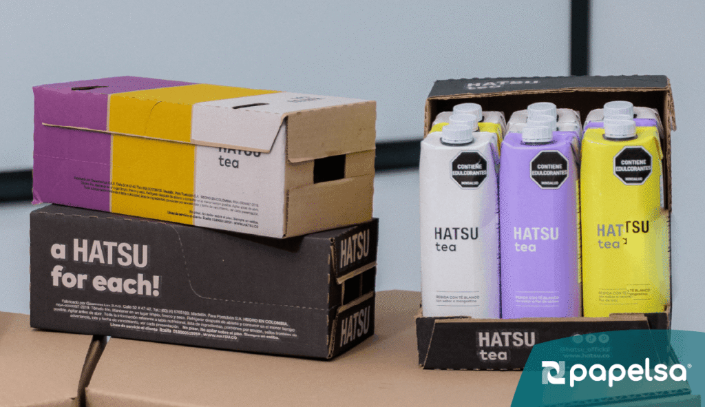 Cajas listas para la venta en almacén de retail.