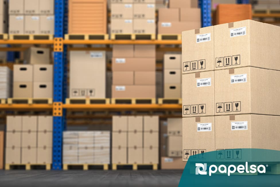 Empaque terciario con cajas de cartón corrugado sobre estiba en bodega, optimizando almacenamiento y transporte de mercancía.