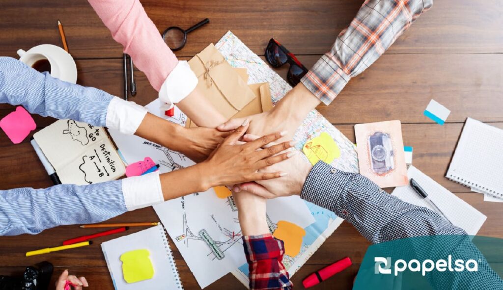 Equipo de colaboradores fortaleciendo la cultura organizacional y el trabajo en equipo.

https://www.freepik.es/foto-gratis/manos-empresarios-mesa-madera-documentos-borradores_7514932.htm#fromView=search&page=1&position=3&uuid=a9854e32-6655-46eb-8e49-c95d1cbf2fd6&query=cultura+empresarial 
