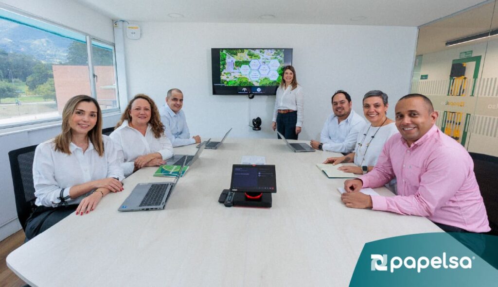 Equipo directivo en reunión empresarial fortaleciendo la cultura organizacional como base del desarrollo sostenible. 