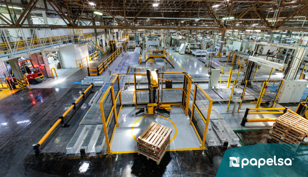 Planta industrial con sistemas automatizados y transporte interno en procesos productivos eficientes.