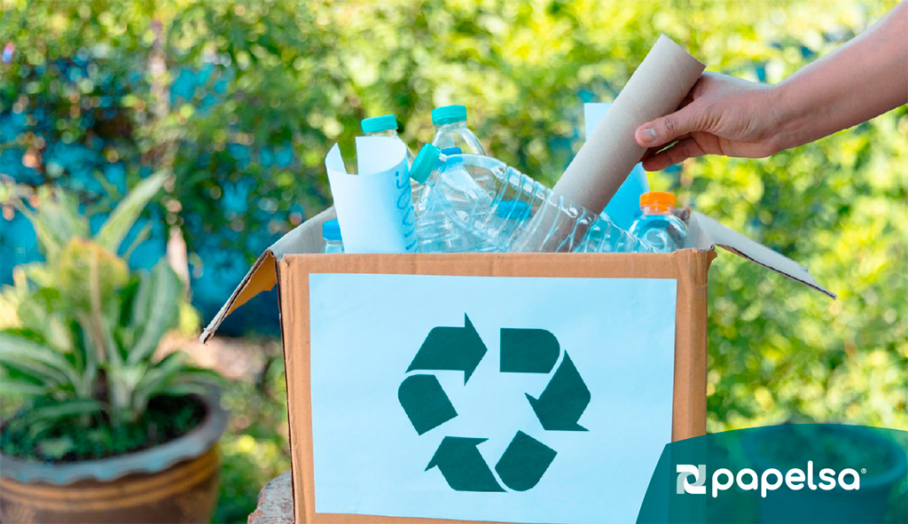 Caja de cartón que lleva dentro materiales reciclables, concepto de economía circular.