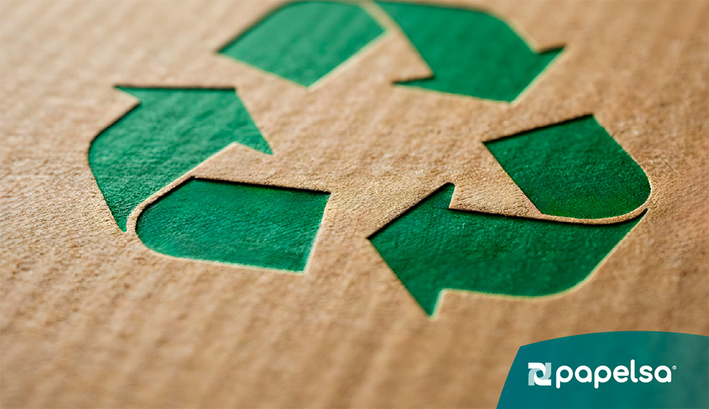 Símbolo de reciclaje en superficie de cartón corrugado representando economía circular y reutilización de materiales