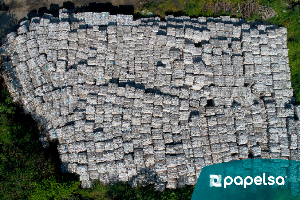 Vista aérea de pacas de papel reciclado compactado en patio de acopio