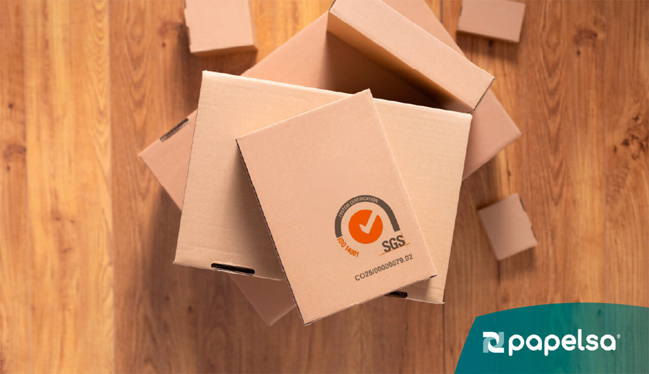 Imagen de una pila de cajas de cartón apiladas vistas de arriba con el sello ISO 14001 estampado en la primera caja.