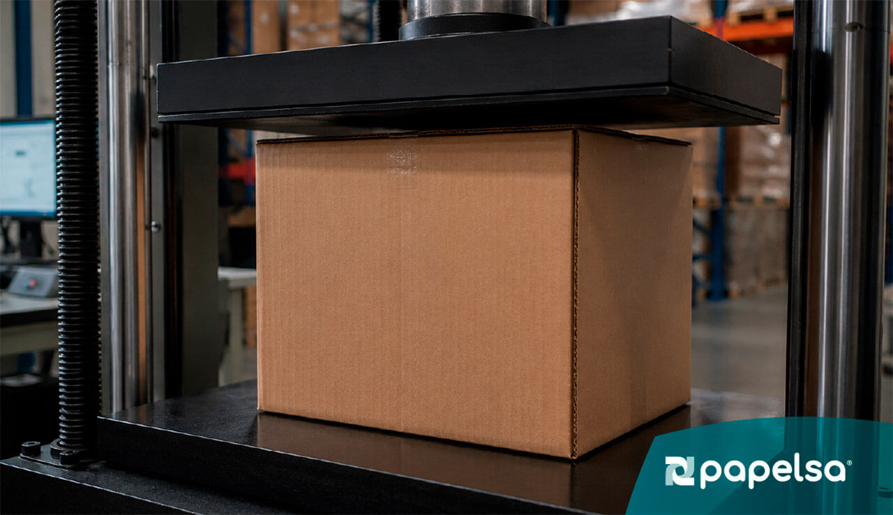 Prueba de compresión BCT en caja de cartón corrugado con máquina de laboratorio